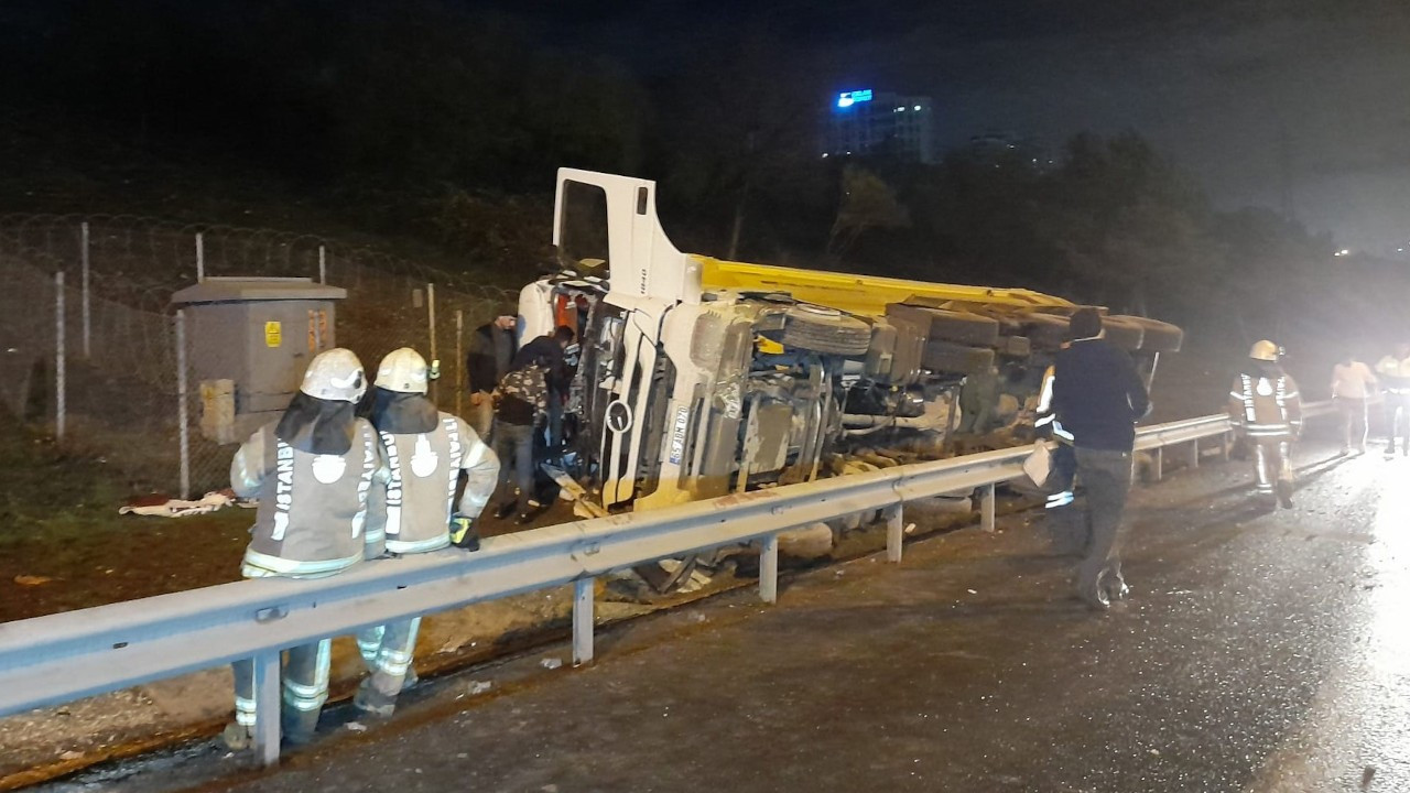 TEM Otoyolu'nda hafriyat kamyonu devrildi: 1 ölü, 1 yaralı 