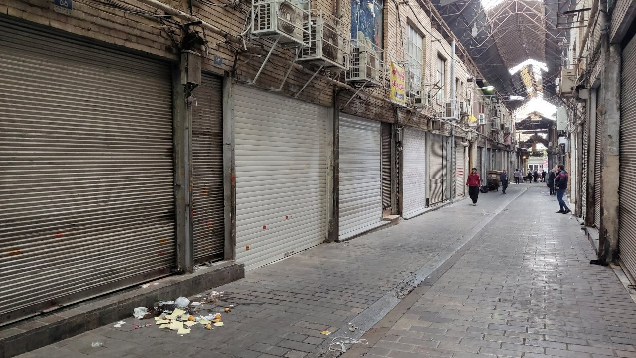 İran'da esnaf kepenk kapattı: Dükkanlar mühürleniyor