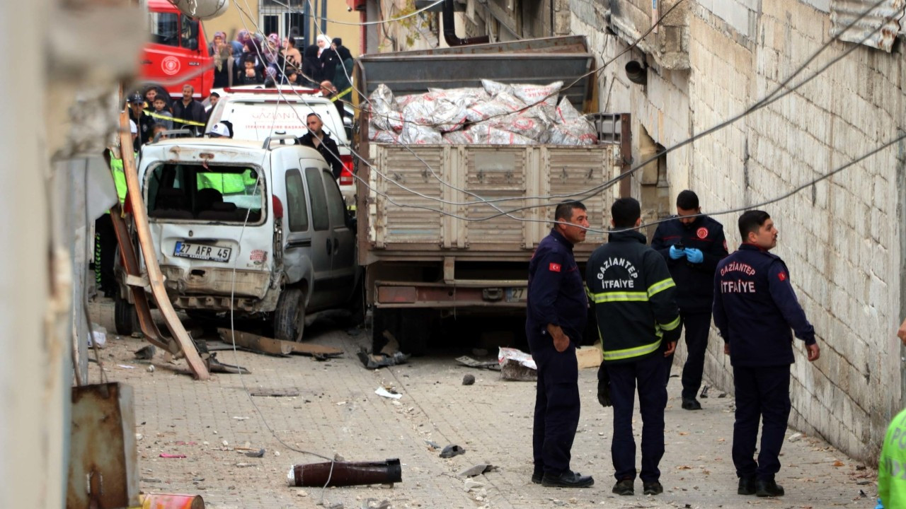 Antep'te kömür yüklü kamyonet çocuklara çarptı: 1 ölü, 2 yaralı