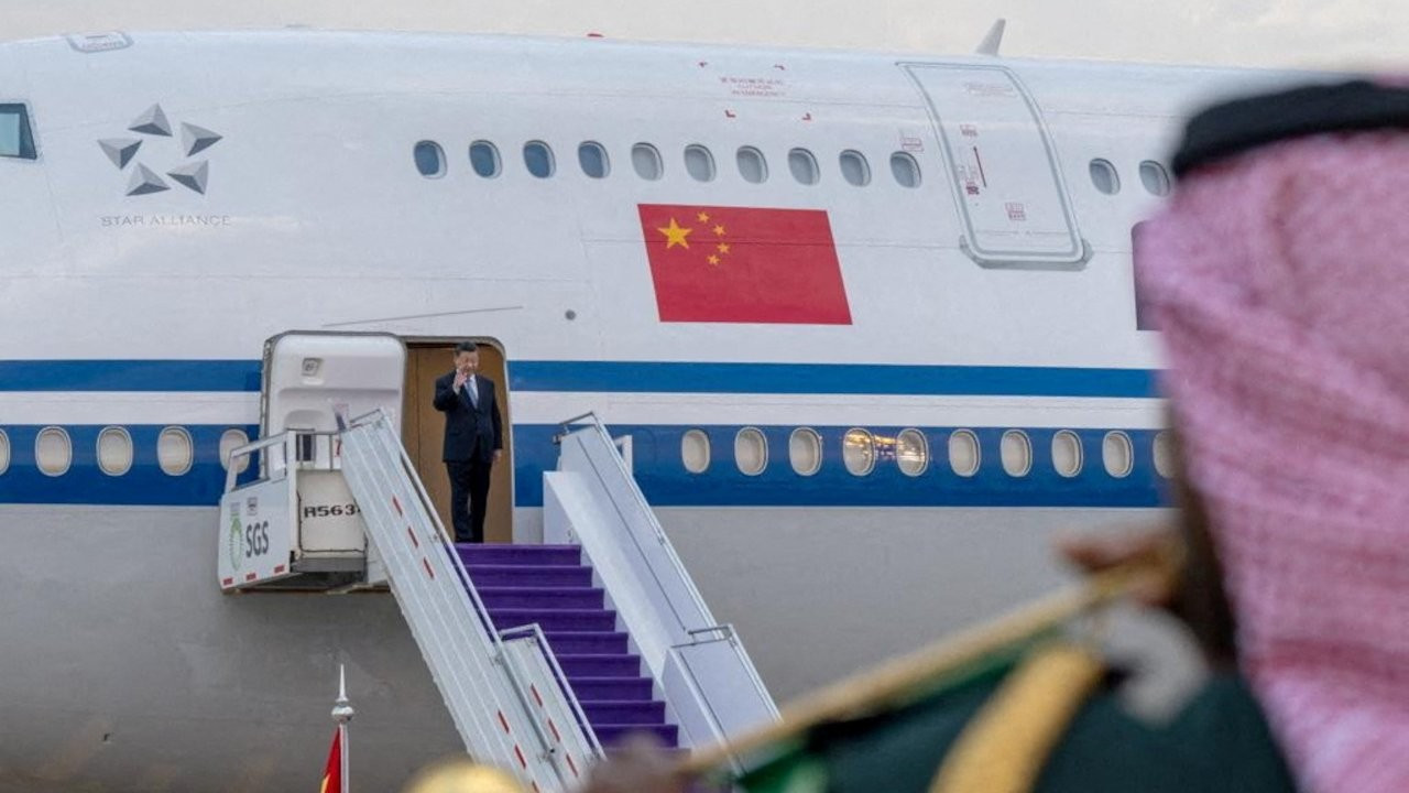 Riyad'ı ziyaret eden Çin Devlet Başkanı'nı savaş uçakları karşıladı