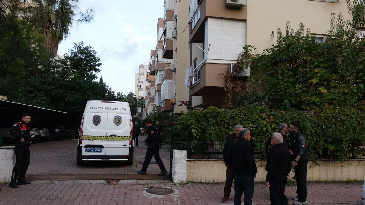 Antalya'da annesini bıçaklayarak öldüren şüpheliyi komşuları yakaladı - Sayfa 4