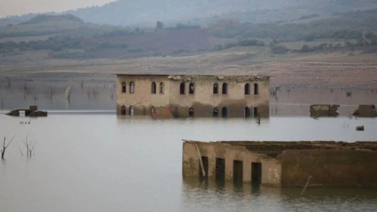 Baraj suları çekildi, köy ortaya çıktı