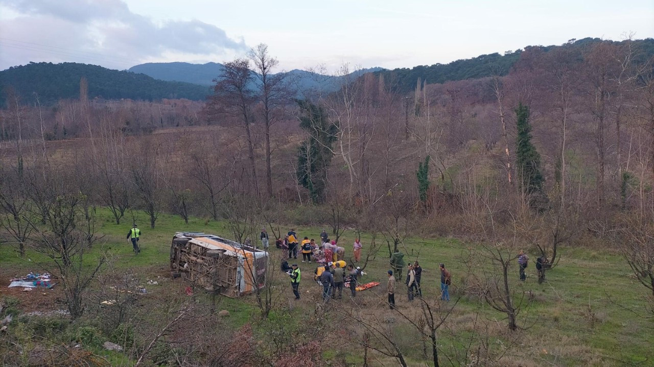 İşçileri taşıyan minibüs devrildi: Uzman er öldü, 9 yaralı