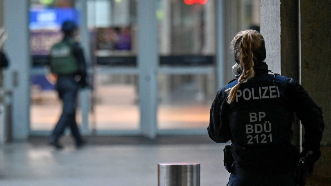 Almanya'da AVM'yi basıp 2 kişiyi rehin alan saldırgan tutuklandı