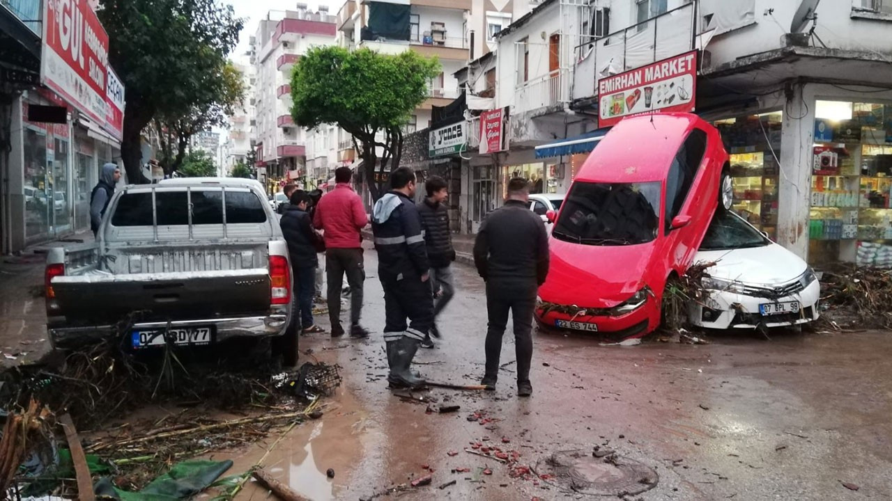 Antalya'nın Kumluca ilçesinde sel: Evleri su bastı, okullar tatil edildi