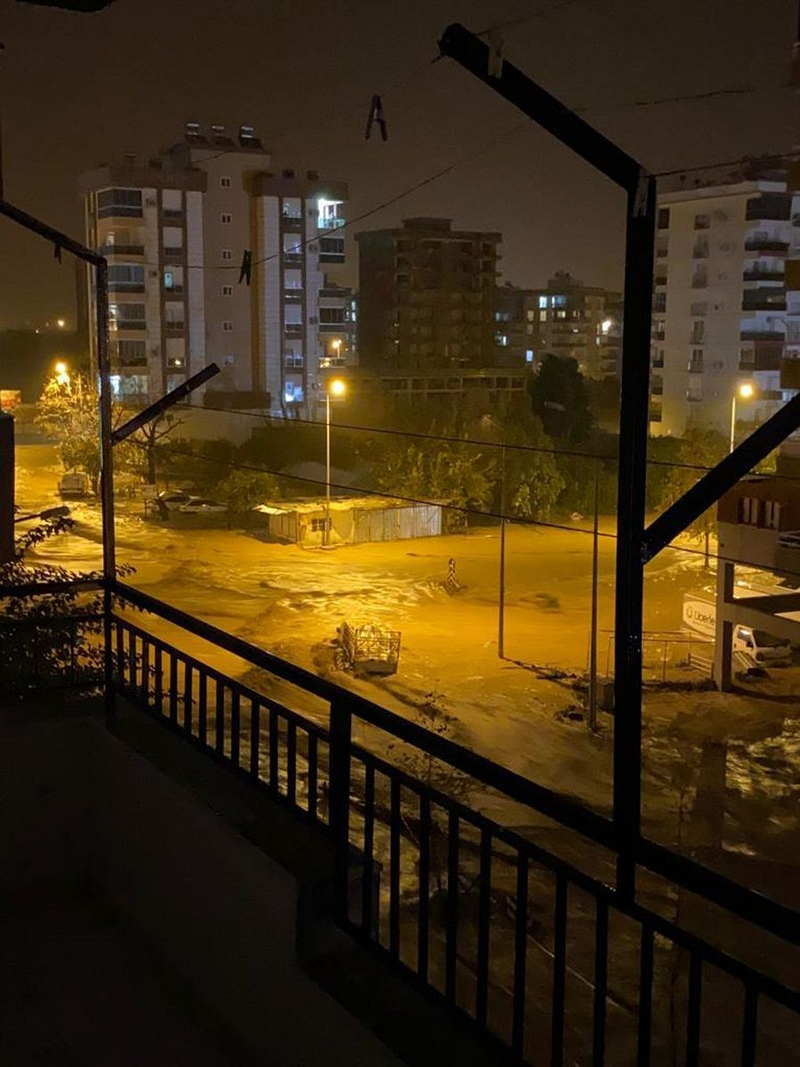 Antalya'nın Kumluca ilçesinde sel: Evleri su bastı, okullar tatil edildi - Sayfa 1