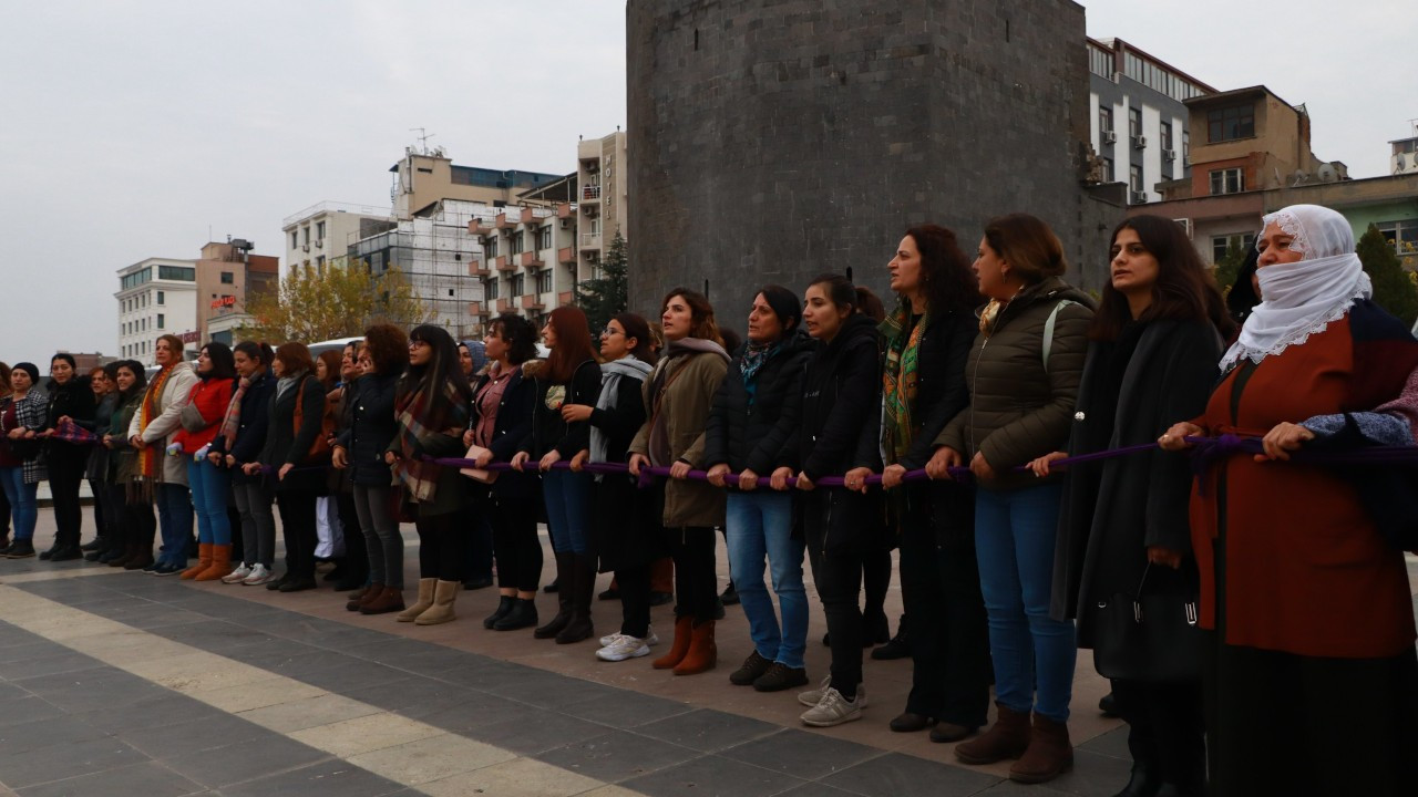 Diyarbakır'da istismara karşı mor zincir eylemi