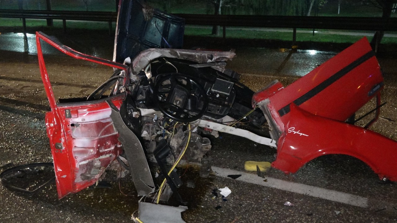 Kaza yapan otomobil ikiye bölündü, 19 yaşındaki sürücü öldü