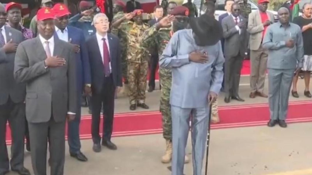 Güney Sudan Devlet Başkanı Mayardit törende altına kaçırdı
