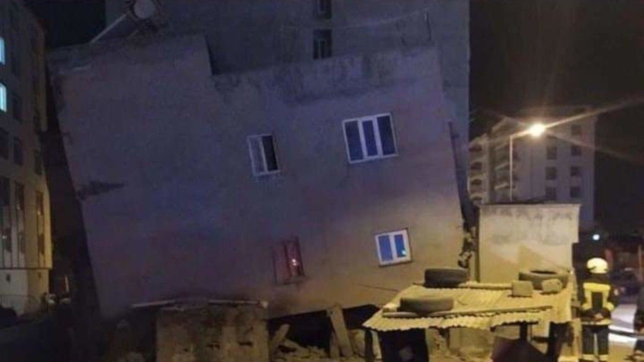 Kırıkhan'da deprem: Hasarlı binalar var, Hataylılar sokakta