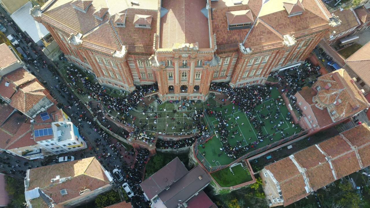 Fener Rum Lisesi'nde tarihi gün: Kalabalık havadan görüntülendi