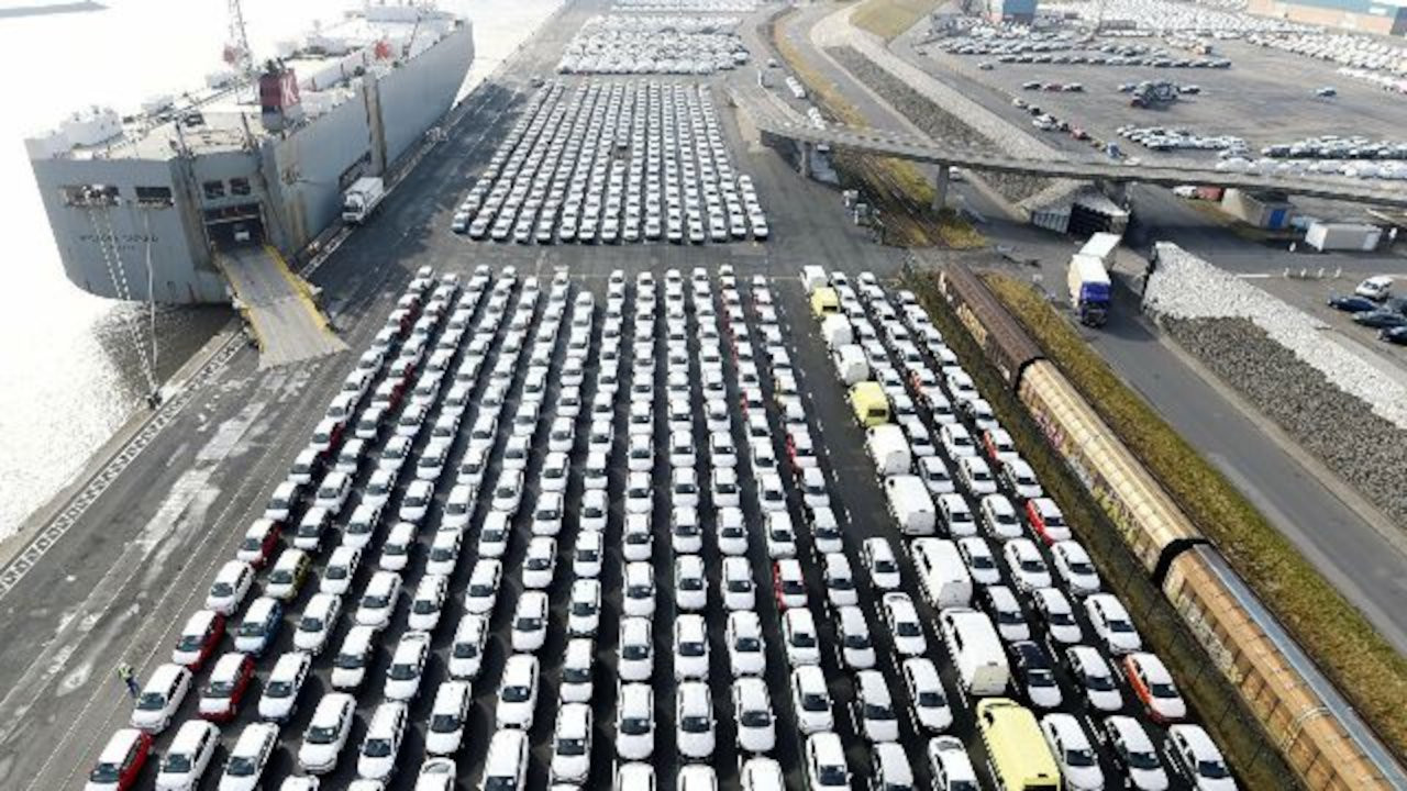 Tüketicinin zam korkusu: Otomobiller gemideyken satıldı
