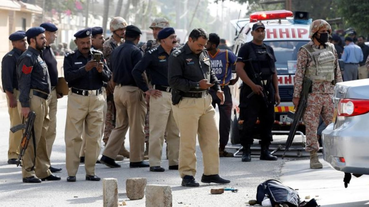 Pakistan'da polis merkezine saldırı: 7 kişi rehin alındı