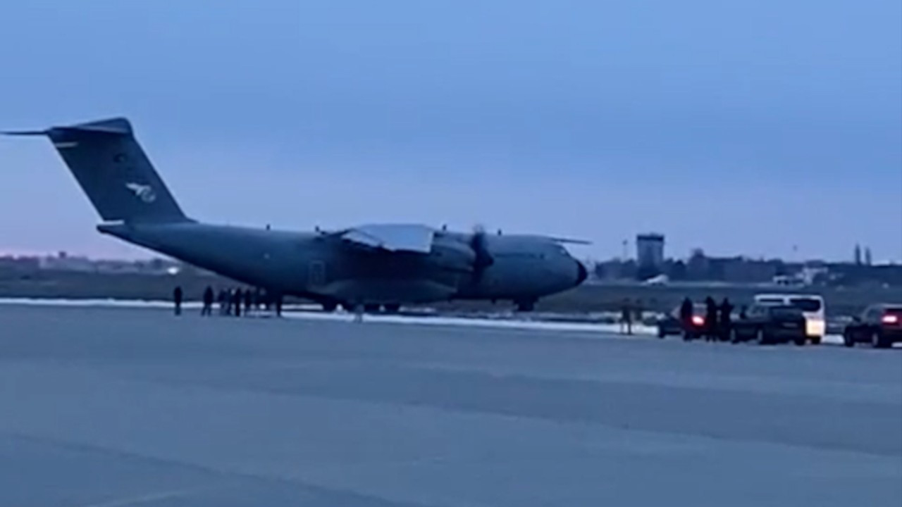 Hava sahasının kapatılması nedeniyle Ukrayna'da kalan askeri kargo uçakları dönüyor