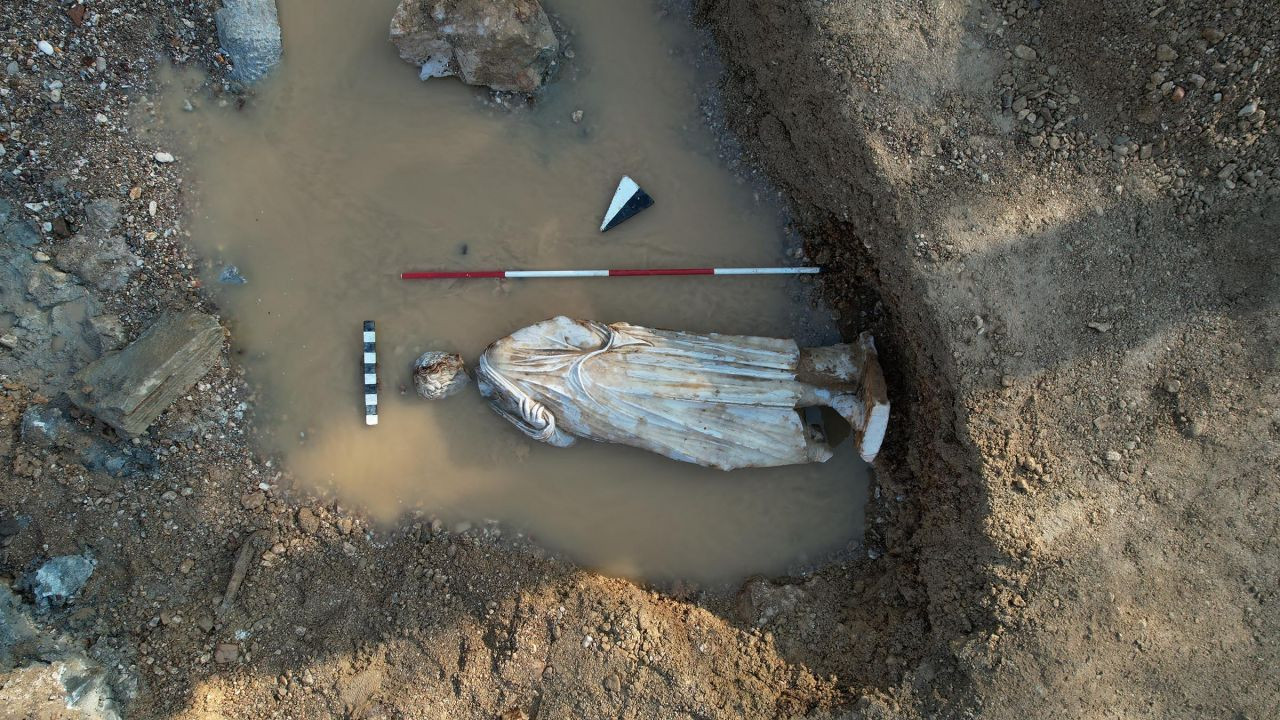 Aizanoi kazısında ilk kez tam tek heykel bulundu - Sayfa 3