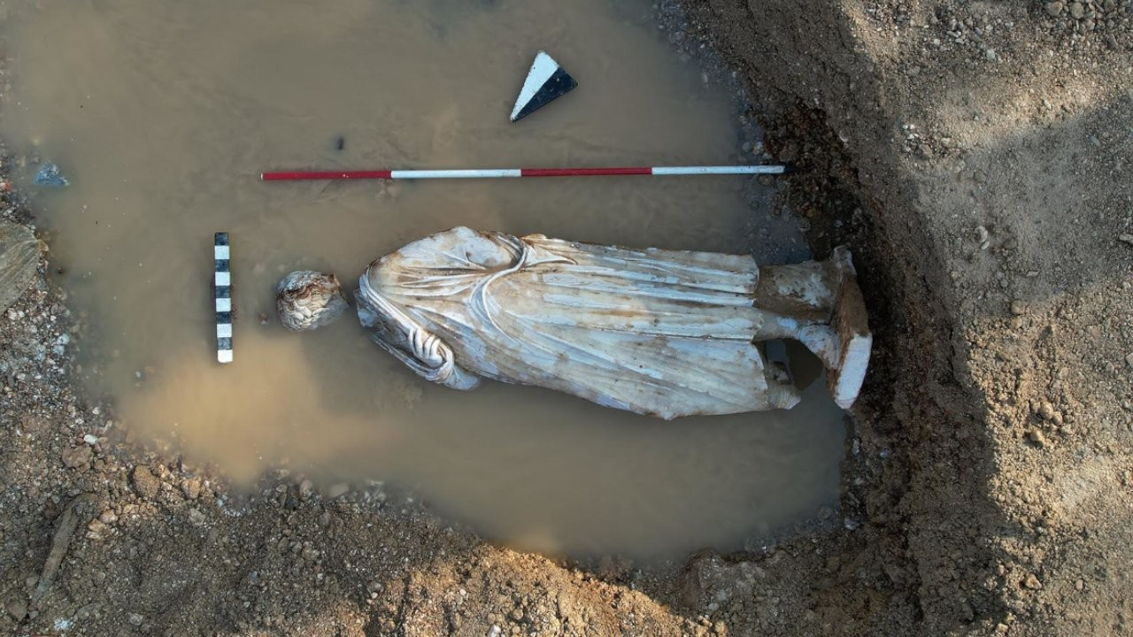 Aizanoi kazısında ilk kez tam tek heykel bulundu