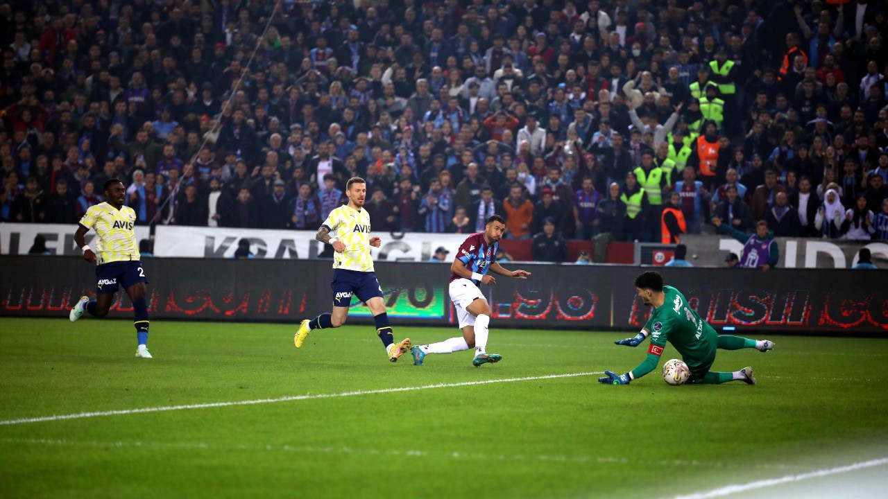 Trabzonspor, Fenerbahçe'yi iki golle geçti