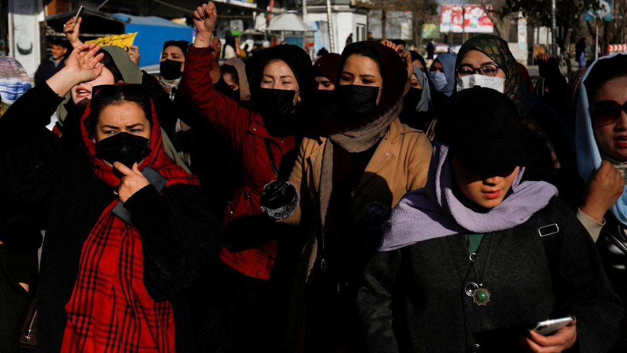 Taliban burs kazanan kadınların ülkeden ayrılmasına izin vermedi