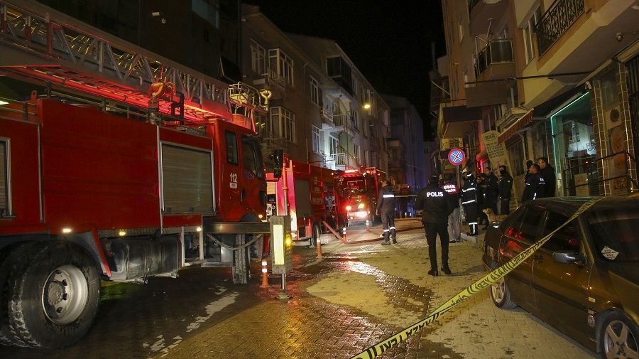 Uşak'ta 4 katlı binada yangın: 7 kişi ve bir kedi dumandan etkilendi - Sayfa 4
