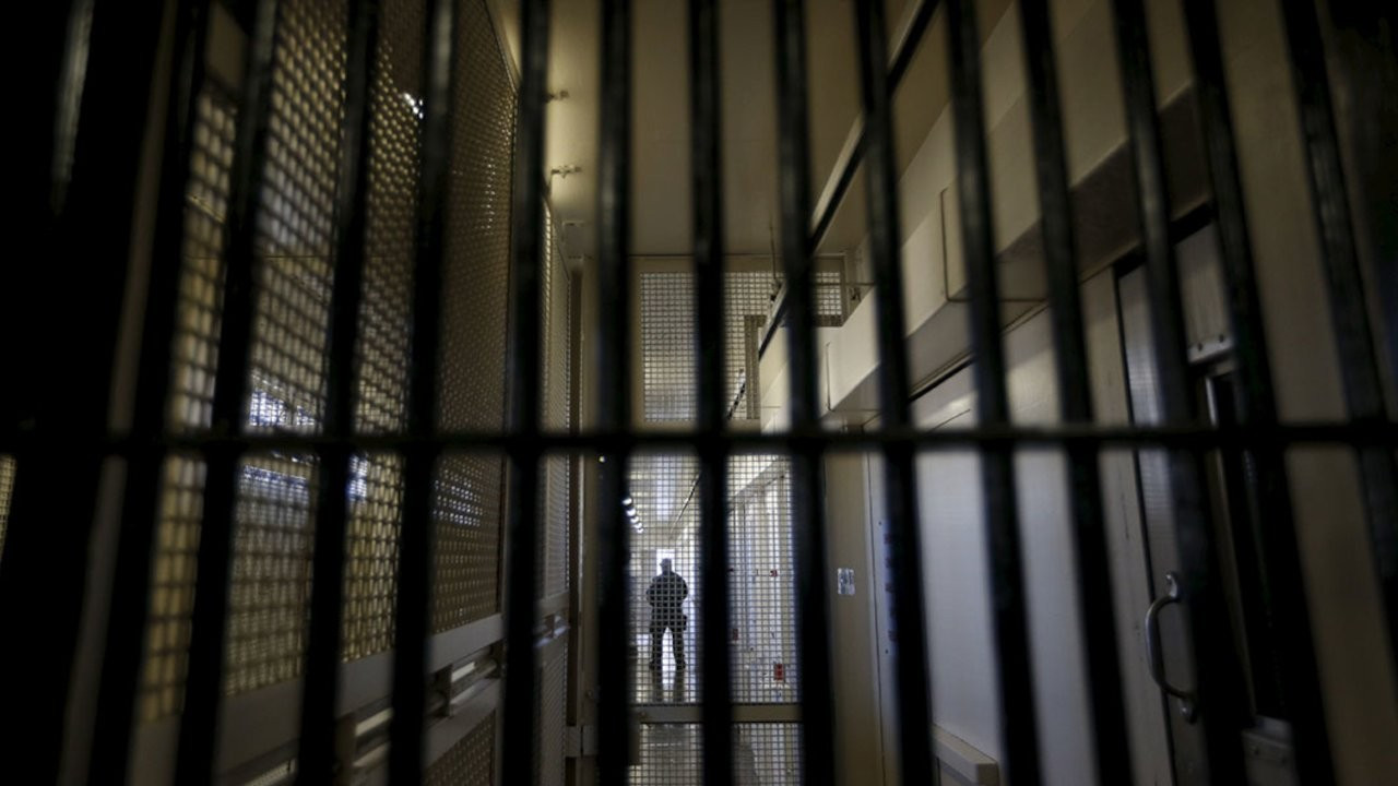 İtalya'da 7 mahkum firar etti