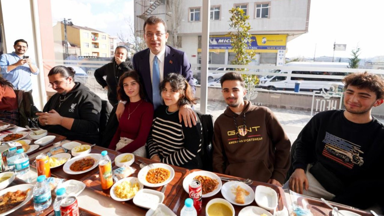 İBB Başkanı Ekrem İmamoğlu öğle yemeğini öğrencilerle birlikte yedi
