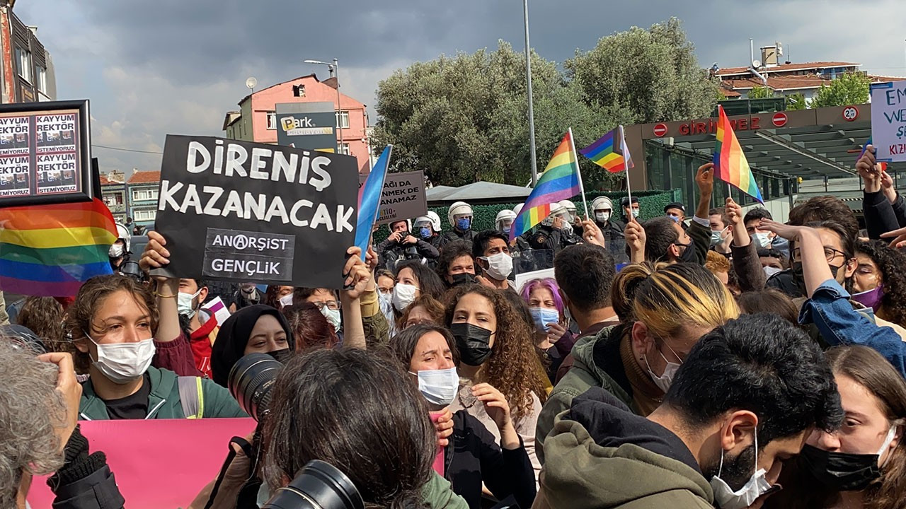 Boğaziçi'nde 'LGBTİ bayraklı' protesto davasında öğrencilere beraat