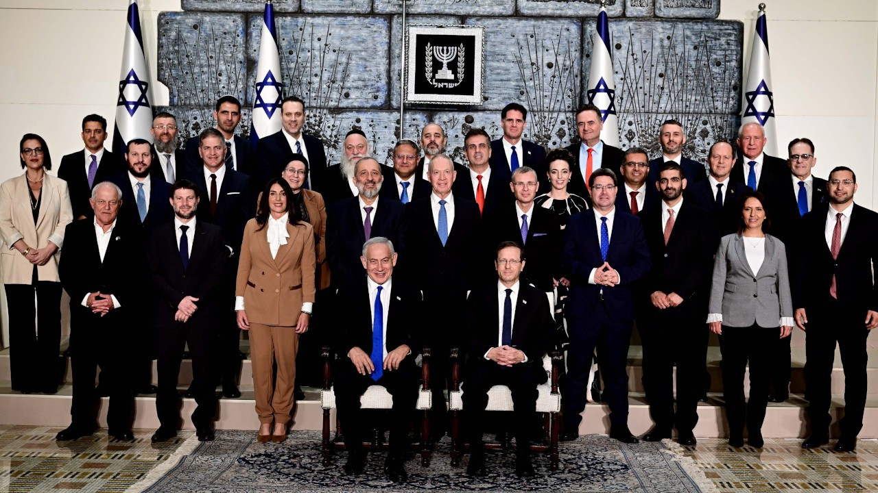 Netanyahu hükümeti güvenoyu aldı, Paris büyükelçisi istifa etti