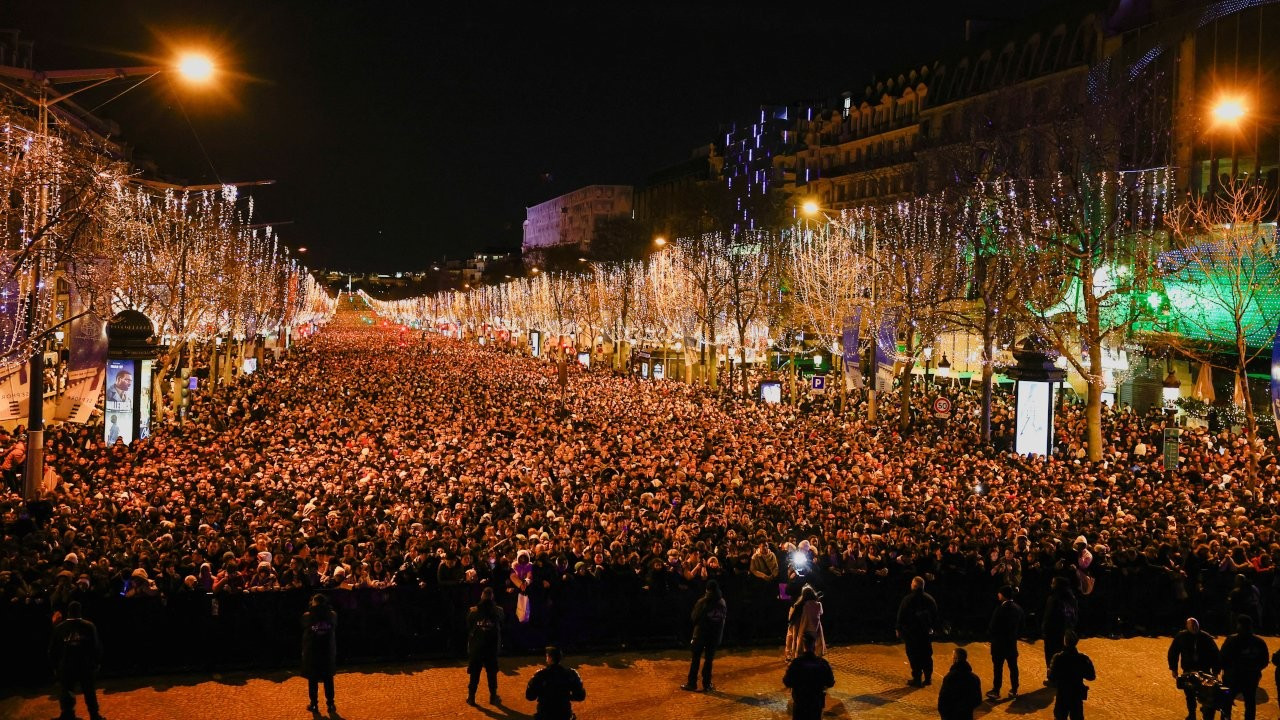 Fransa'da yılbaşı kutlaması: 500 kişi gözaltında