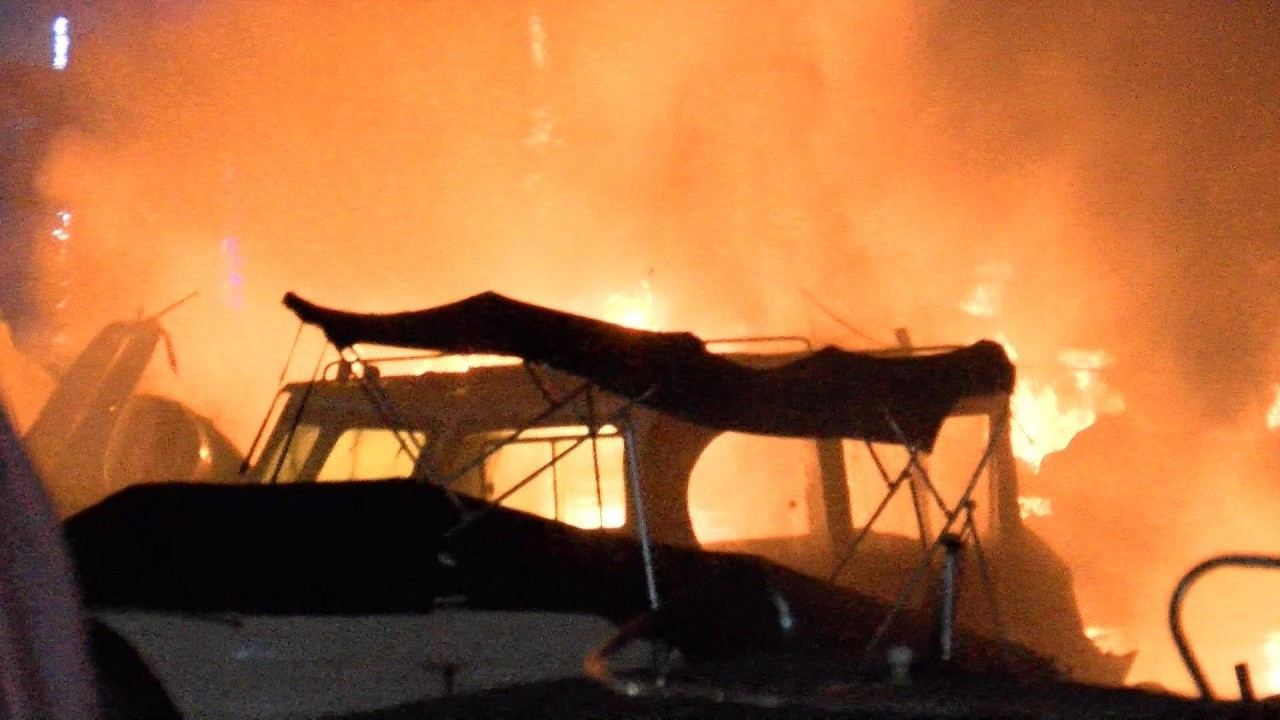 Caddebostan yat limanında yangın: 6 tekne yandı