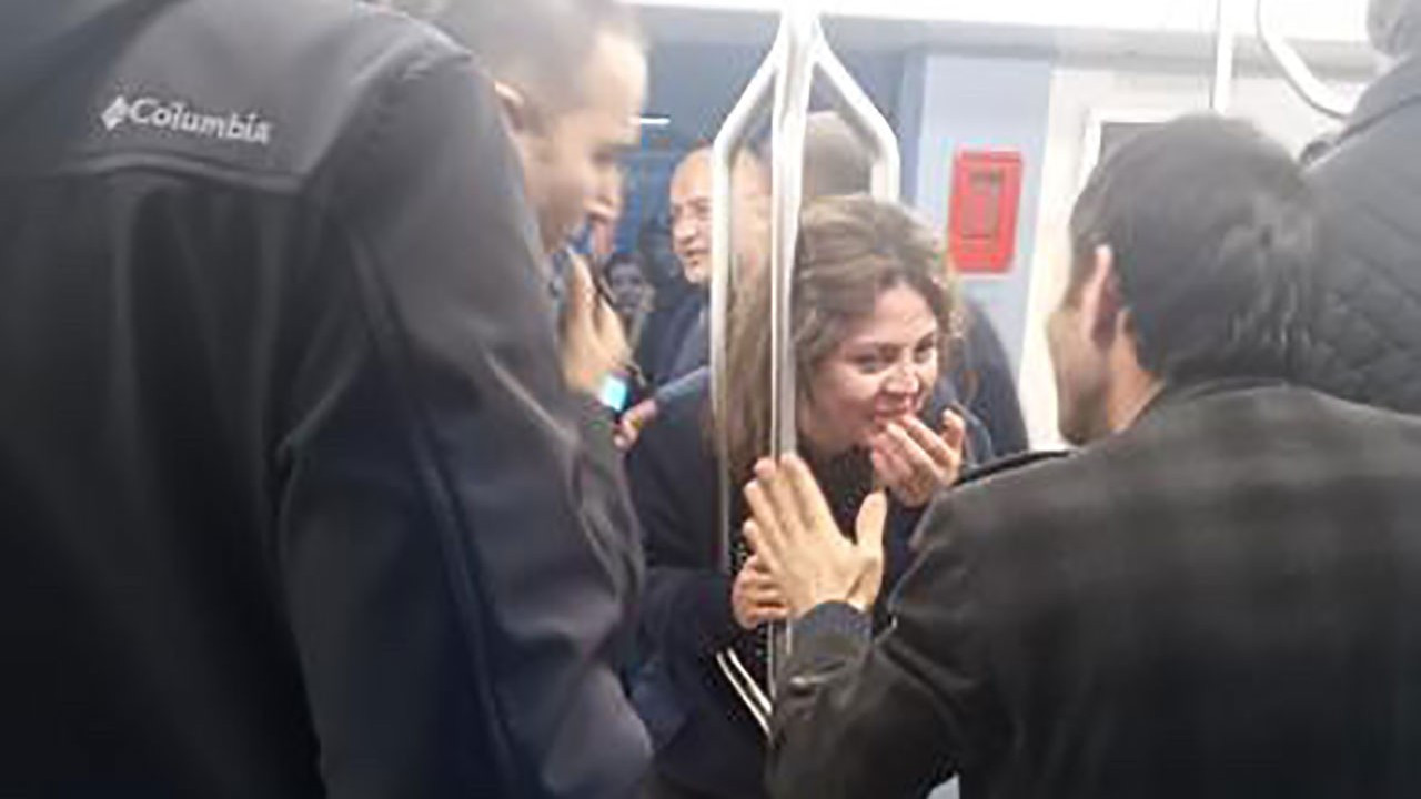 Metroda tutunma direğine kafası sıkışan yolcuyu itfaiye kurtardı