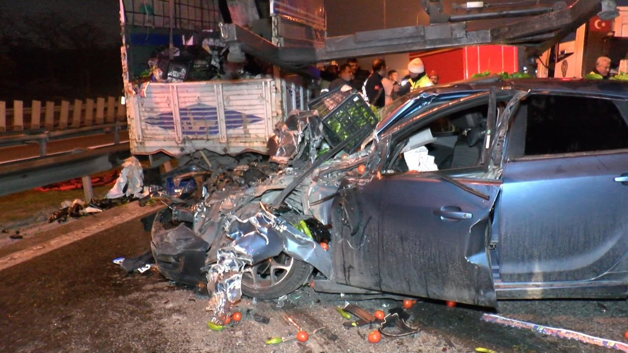 Bayrampaşa TEM Bağlantı Yolu'nda otomobil kamyonete çarptı: 6 yaralı