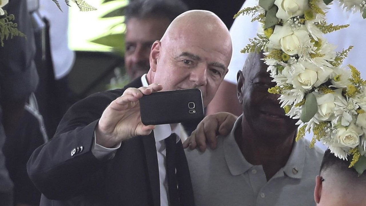 Pele'nin tabutunun başında selfie çeken FIFA Başkanı'na tepki