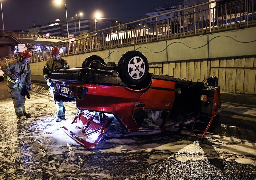 Pendik’te takla atan otomobil yandı: 4 kişi yaralandı - Sayfa 1