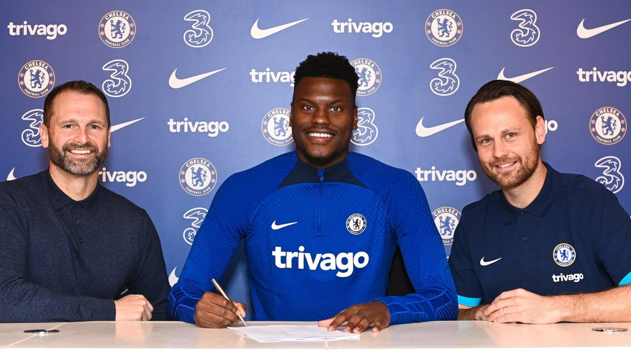 Chelsea, Benoit Badiashile ile 7,5 yıllık sözleşme imzaladı