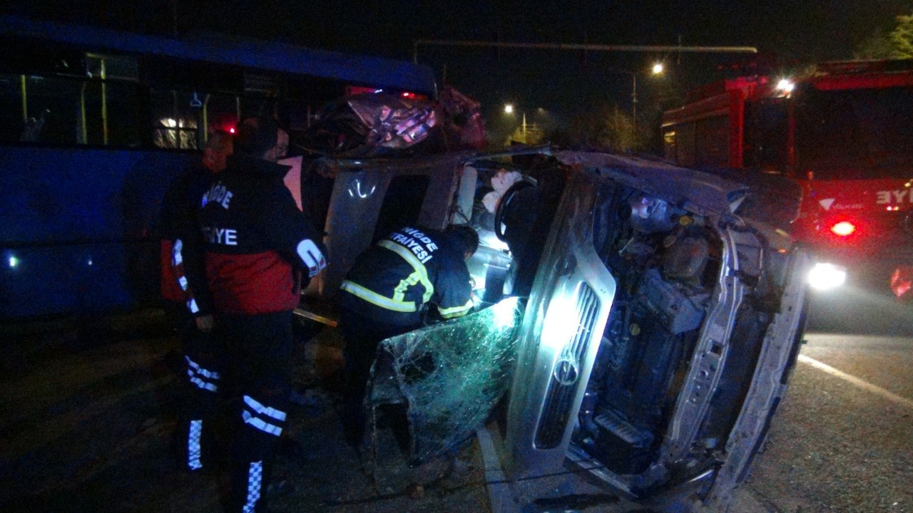 Halk otobüsü otomobille çarpıştı: 3'ü ağır 16 yaralı