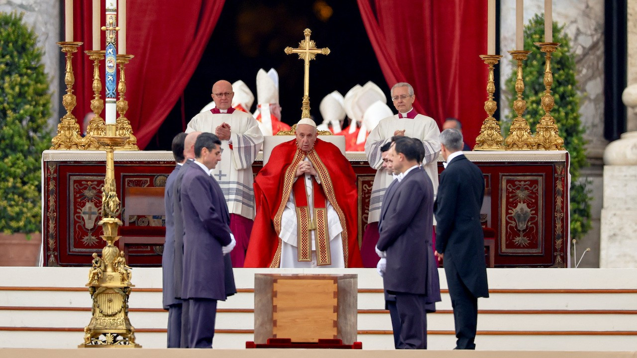Papa 16'ncı Benedictus için Vatikan'da cenaze töreni düzenleniyor