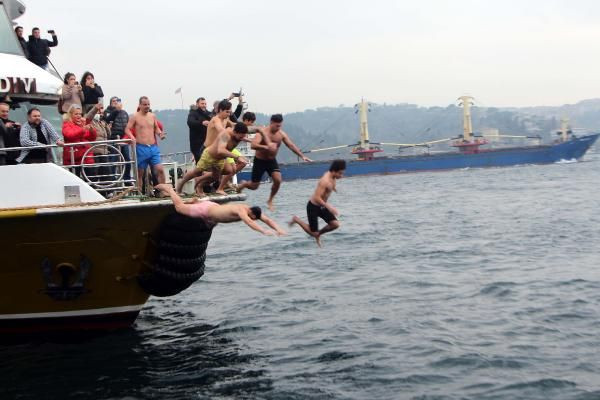 Ortaköy'deki haç çıkarma töreninde denize atladı, başından yaralandı - Sayfa 4