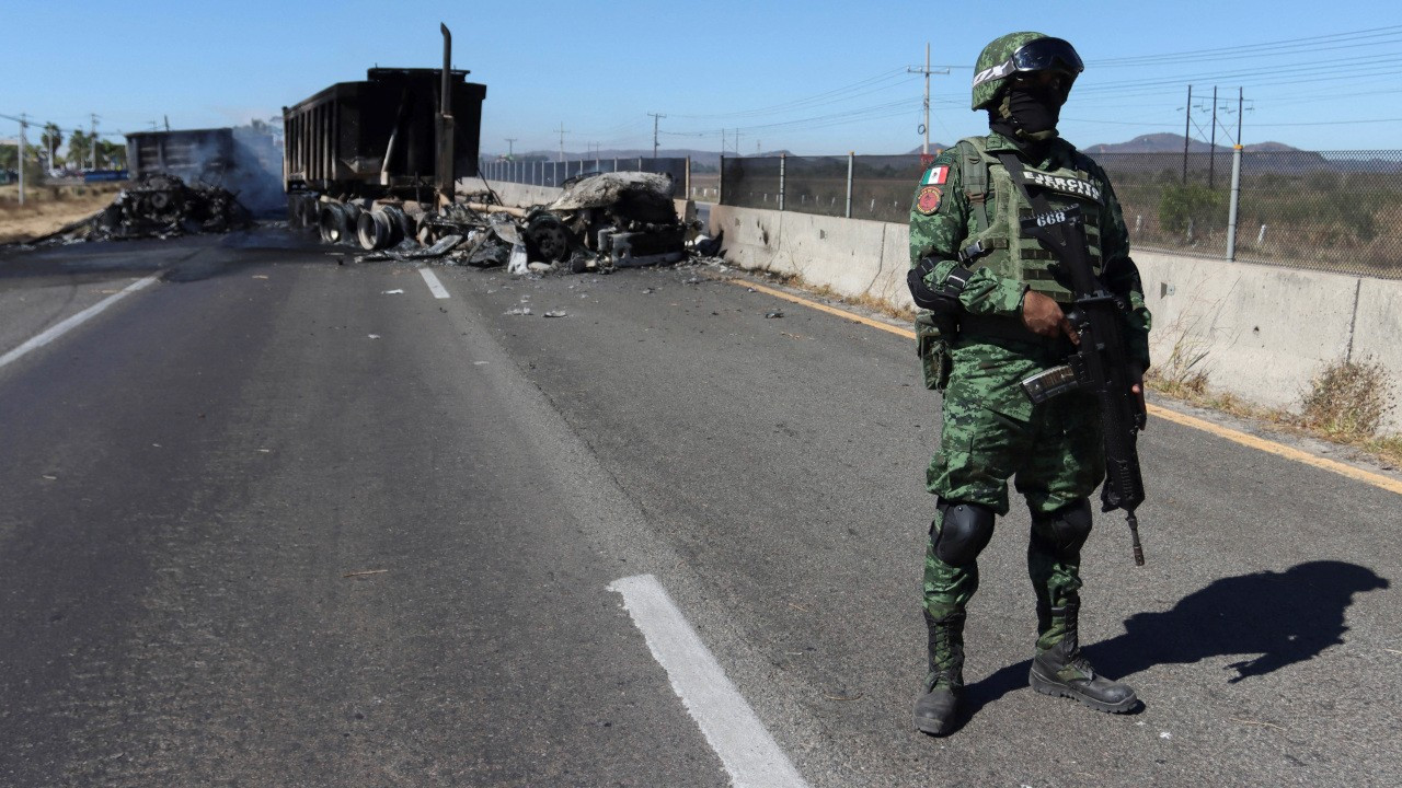 Meksika'da Sinaloa karteliyle çatışmalar sürüyor: 10'u asker 29 ölü