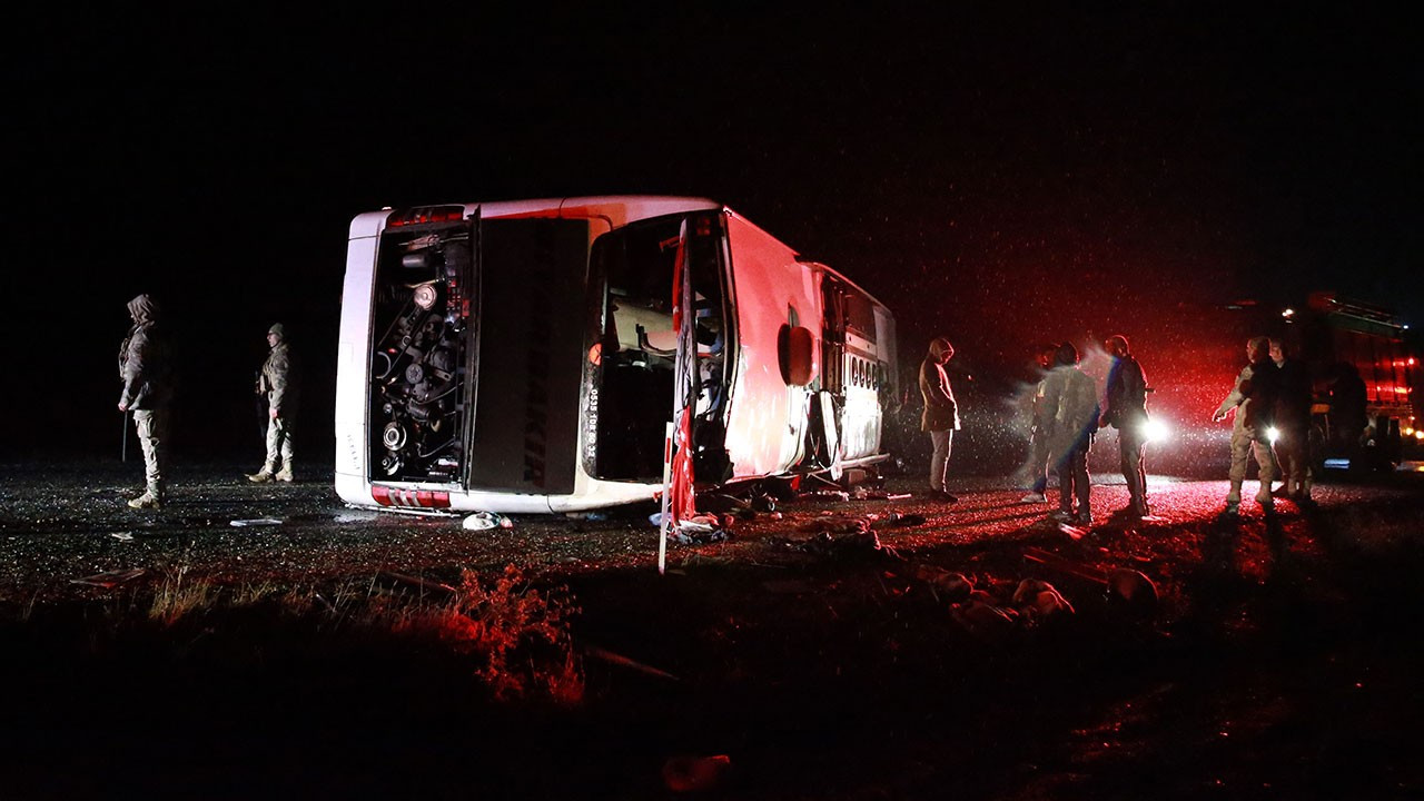 Diyarbakır'da yolcu otobüsü devrildi: 5 ölü, 23 yaralı