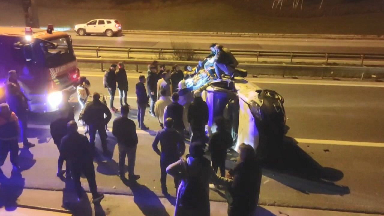 Üsküdar’da 25 metre yüksekten yola uçan araçtaki 4 kişi yaralandı - Sayfa 1
