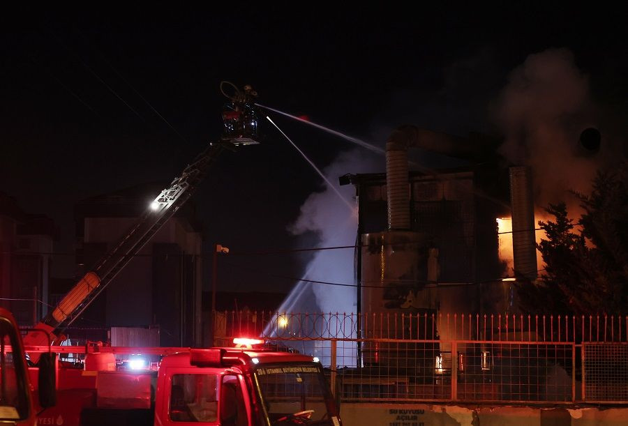 Arnavutköy’de kauçuk fabrikasında yangın - Sayfa 1