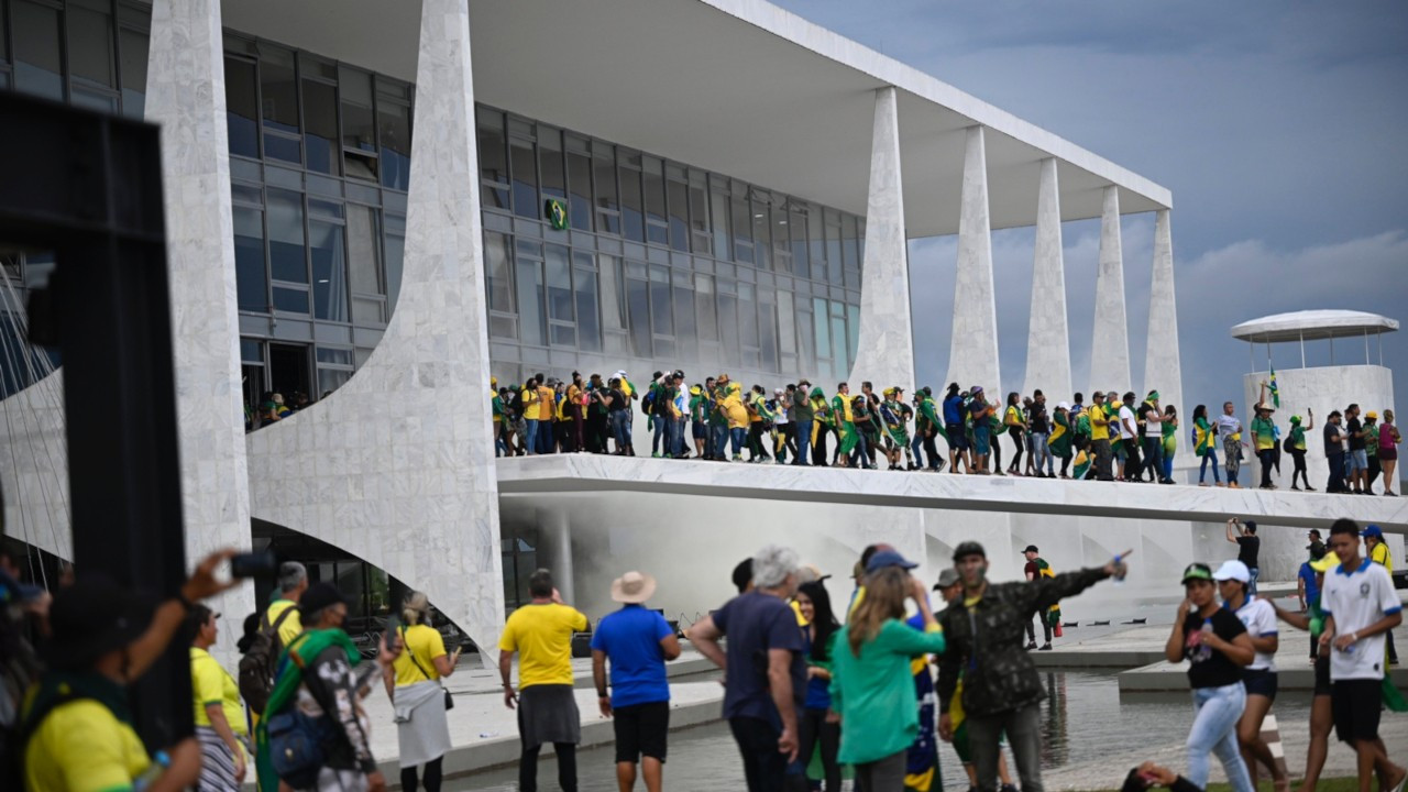Brezilya'da Bolsonaro destekçileri Kongre ve başkanlık sarayını bastı
