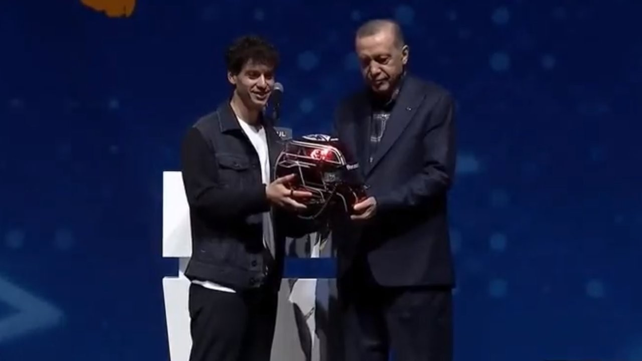 Formula 2 pilotu Cem Bölükbaşı, Erdoğan'a kaskını hediye etti