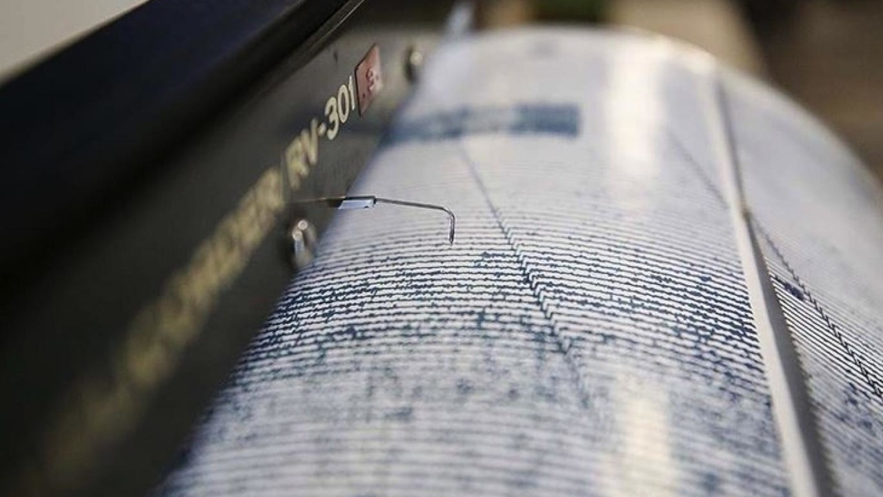 Ege Denizi'nde 4,6 büyüklüğünde deprem: Üç ilde hissedildi