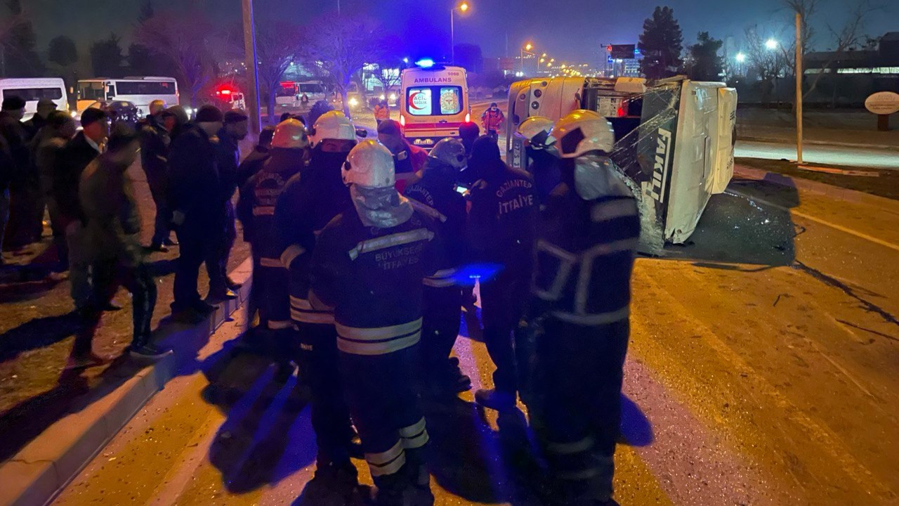 Antep'te otomobille çarpışan işçi servisi devrildi, 9 işçi yaralandı