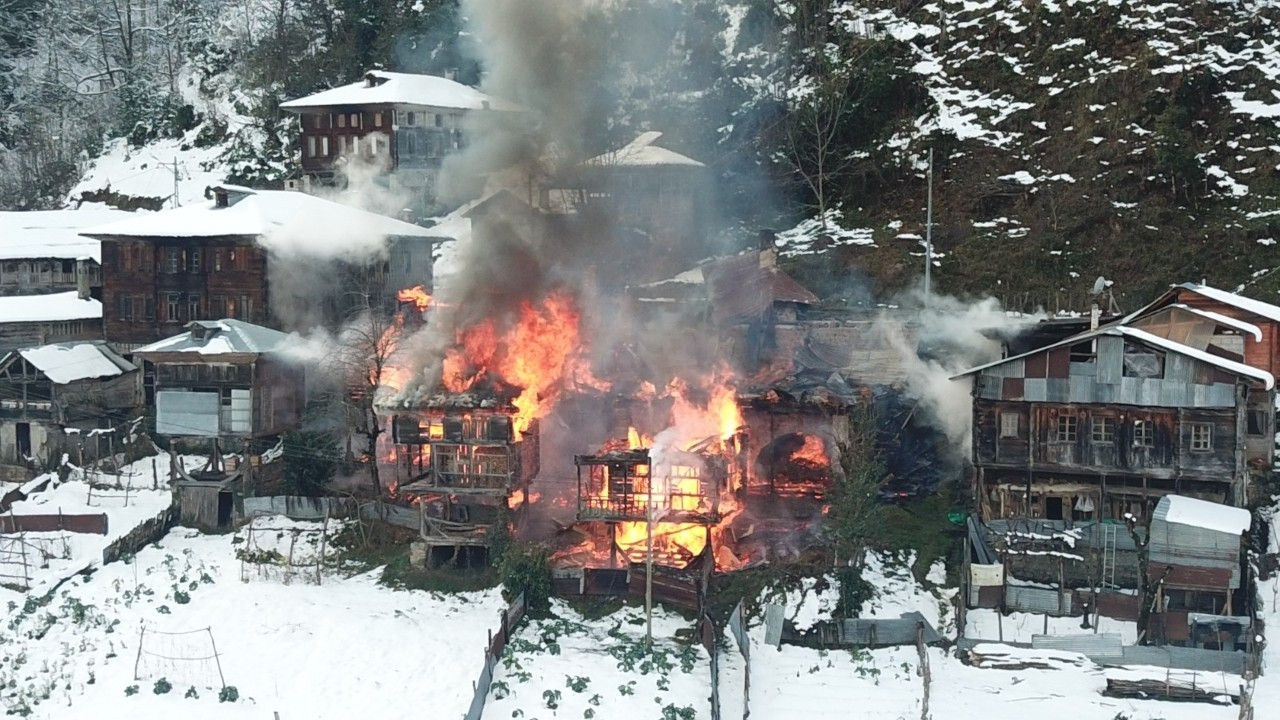 Çamlıhemşin'de yangın: 2 ev ile bir kamyonet kül oldu