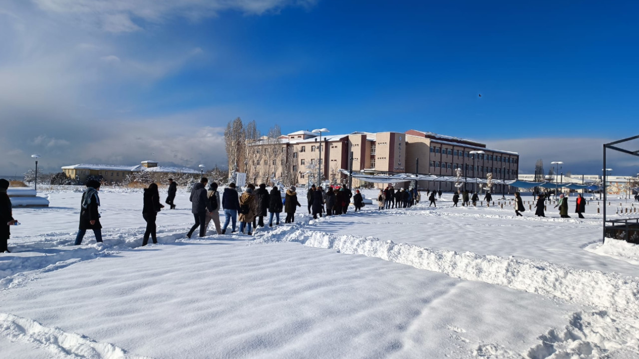 Van'da kar yağışı: 56 yerleşim yerinin yolu ulaşıma kapandı