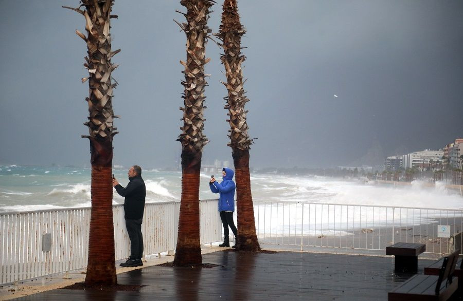 Antalya'yı yağmur ve fırtına vurdu: Defineciler sahile akın etti - Sayfa 2