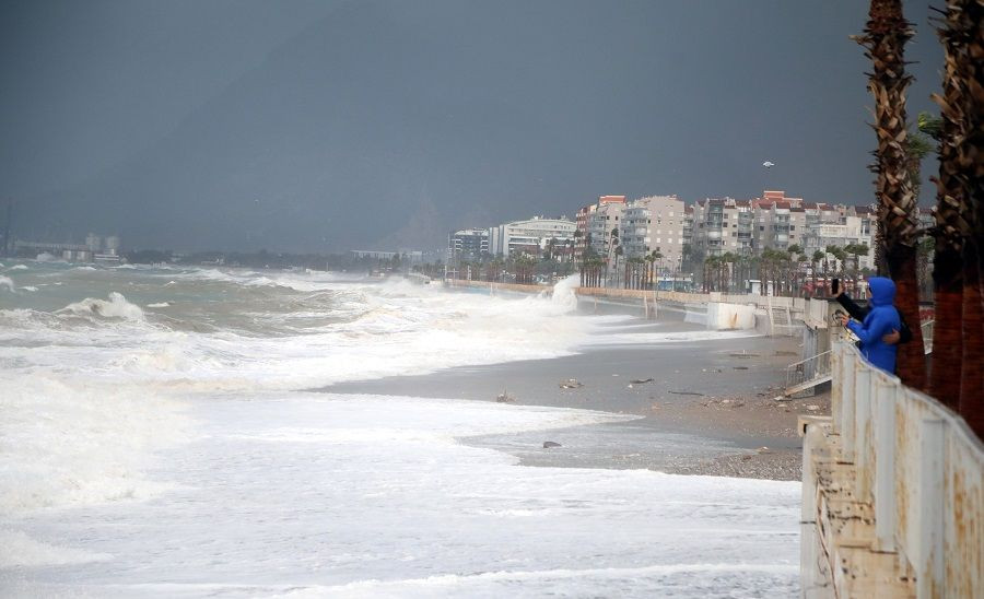 Antalya'yı yağmur ve fırtına vurdu: Defineciler sahile akın etti - Sayfa 1