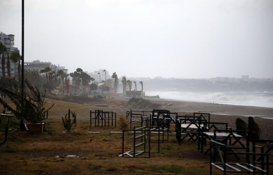 Antalya'yı yağmur ve fırtına vurdu: Defineciler sahile akın etti - Sayfa 4
